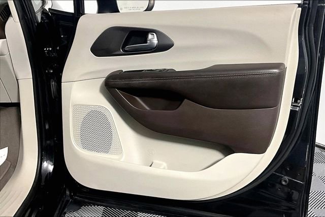 Used 2017 Chrysler Pacifica Touring Plus FWD image 22