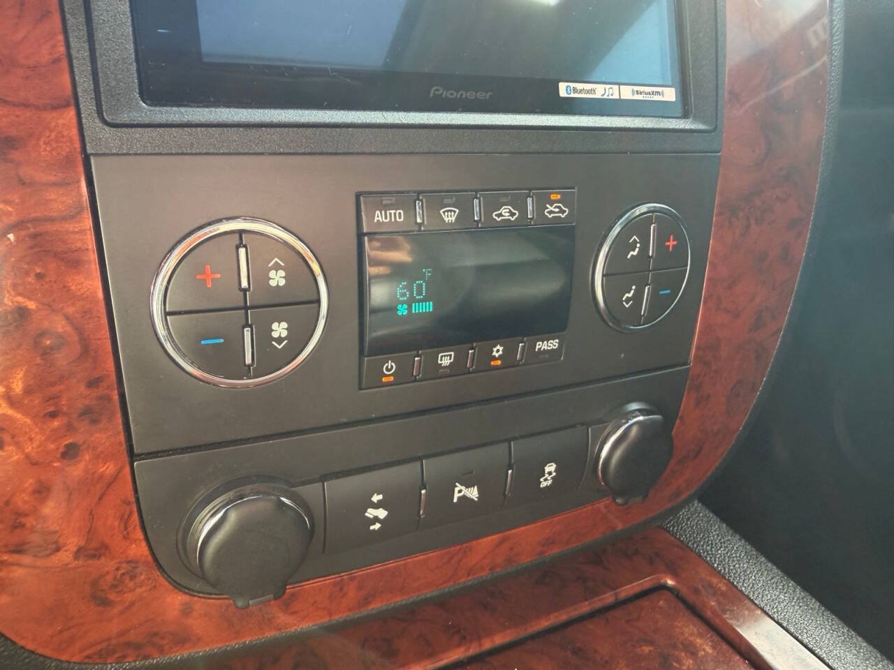 Used 2013 Chevrolet Avalanche LTZ AWD/4WD image 25
