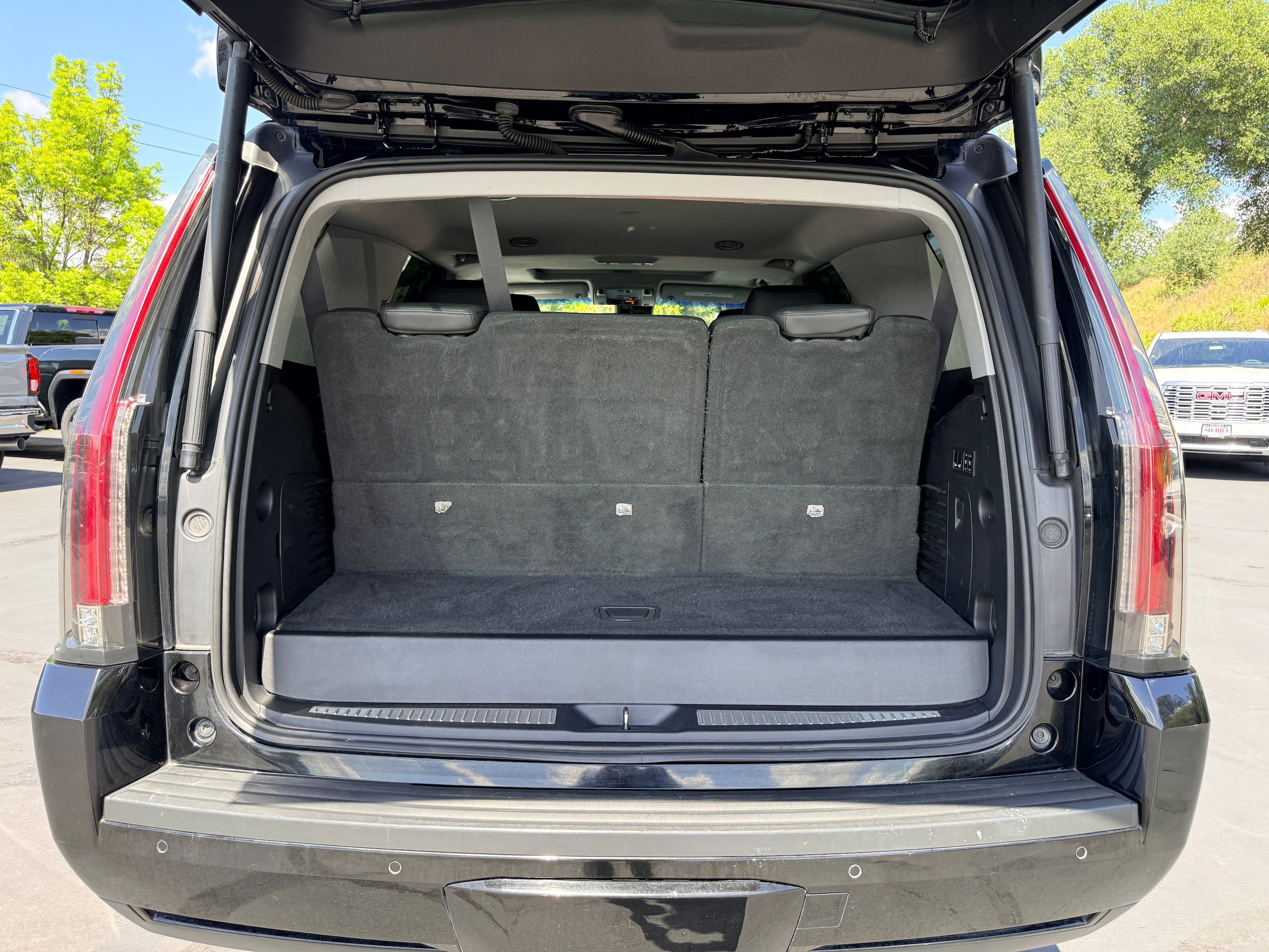 Used 2019 Cadillac Escalade Luxury AWD/4WD image 11