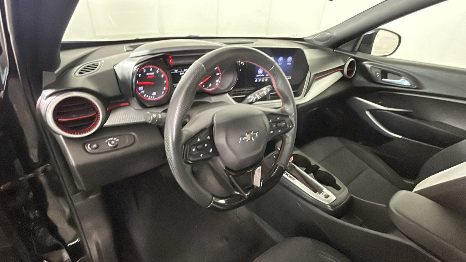 Used 2024 Chevrolet Trax RS w/ Driver Confidence Package FWD image 17