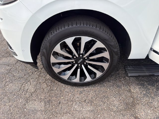 Certified 2024 Lincoln Navigator Reserve AWD/4WD image 30