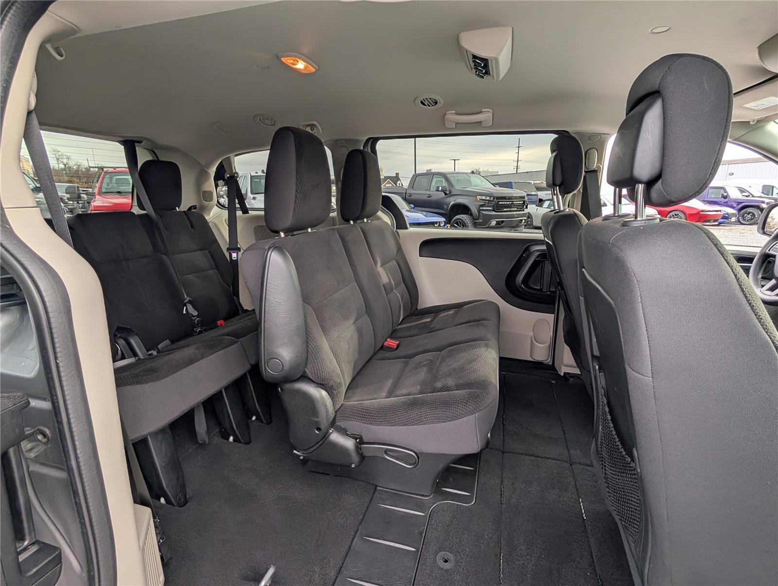 Used 2018 Dodge Grand Caravan SE w/ UConnect Hands-Free Group image 9