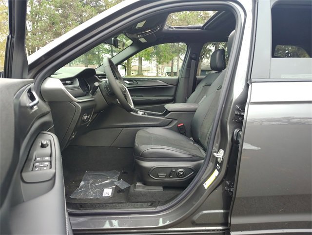 New 2025 Jeep Grand Cherokee Altitude image 2