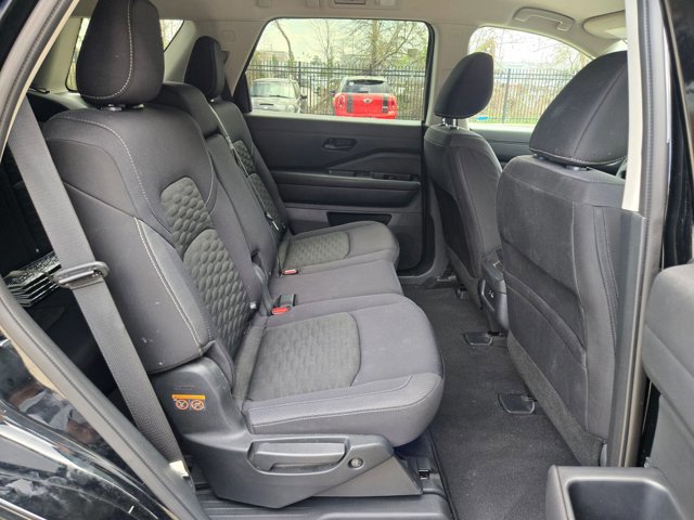Used 2024 Nissan Pathfinder S image 17