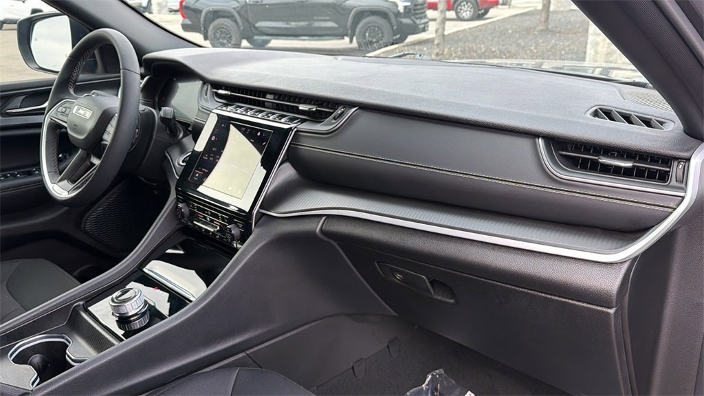 Used 2025 Jeep Grand Cherokee Laredo X w/ Luxury Tech Group I image 40