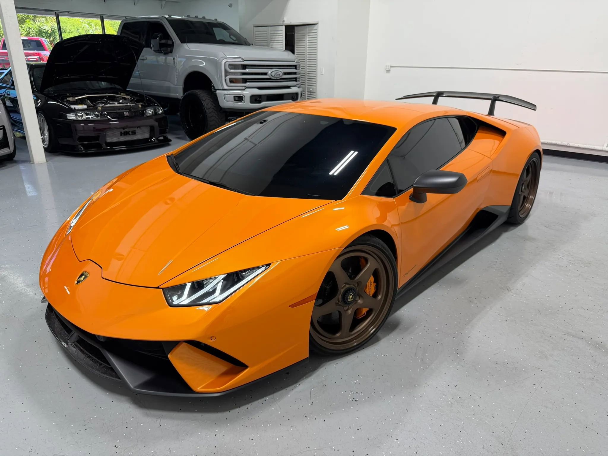 Used 2018 Lamborghini Huracan Performante AWD/4WD image 2