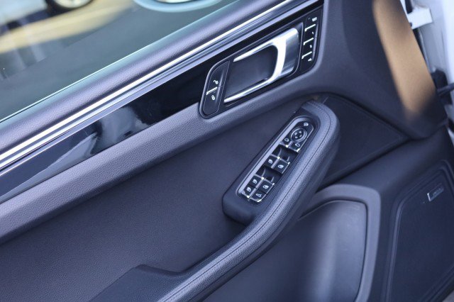 Used 2016 Porsche Macan S image 22