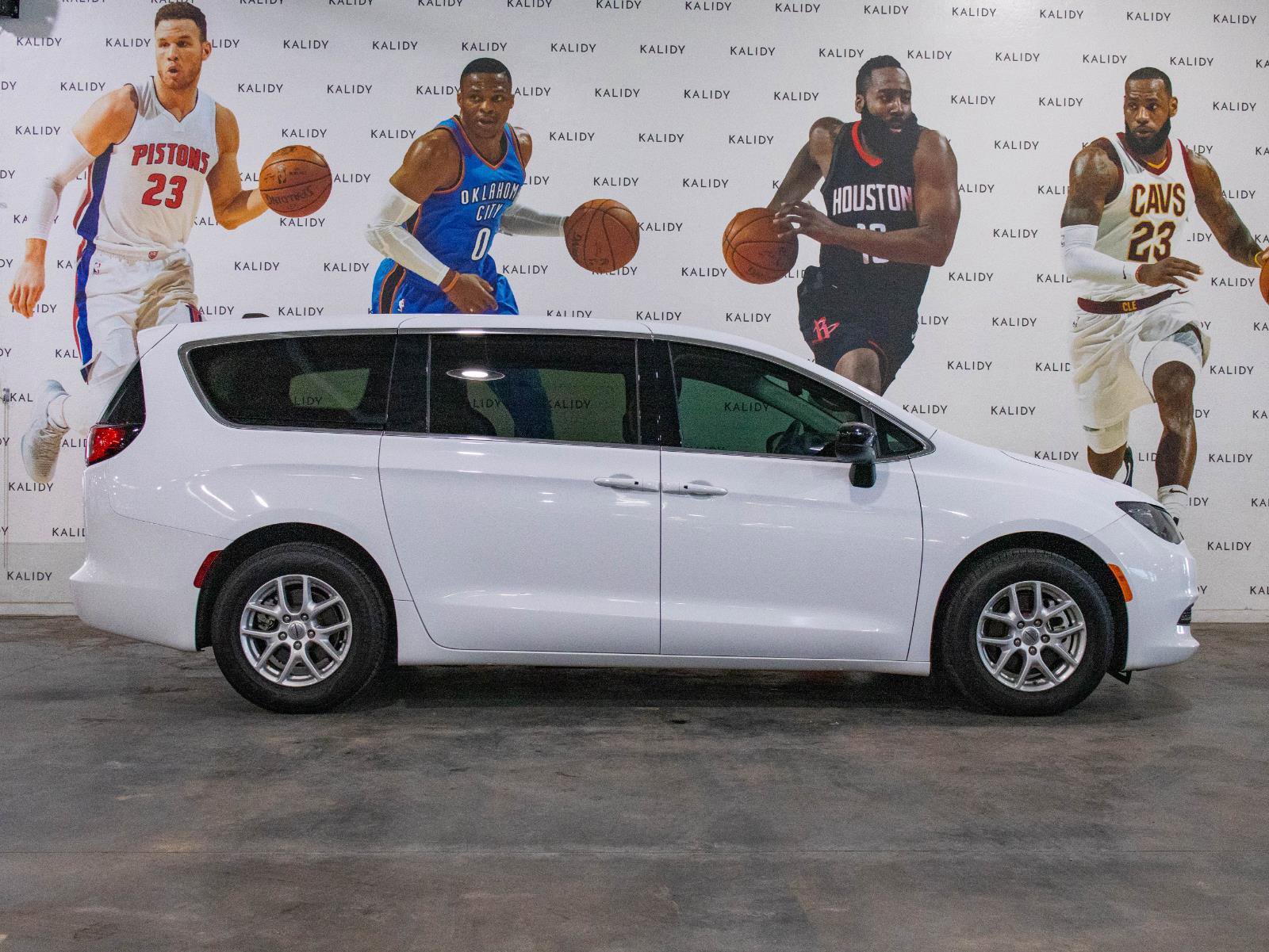 Used 2024 Chrysler Voyager LX FWD image 17