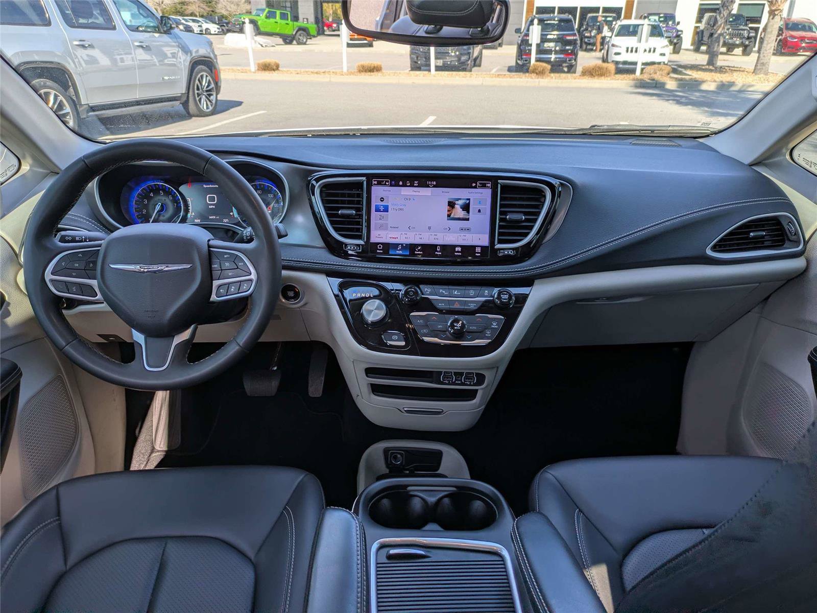 Used 2024 Chrysler Pacifica Touring-L image 18