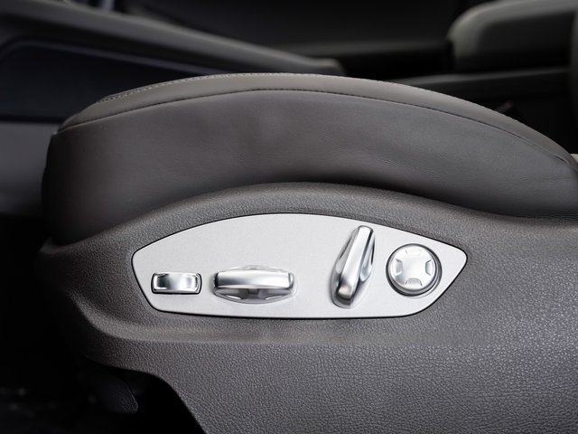 Certified 2025 Porsche Macan AWD/4WD image 11