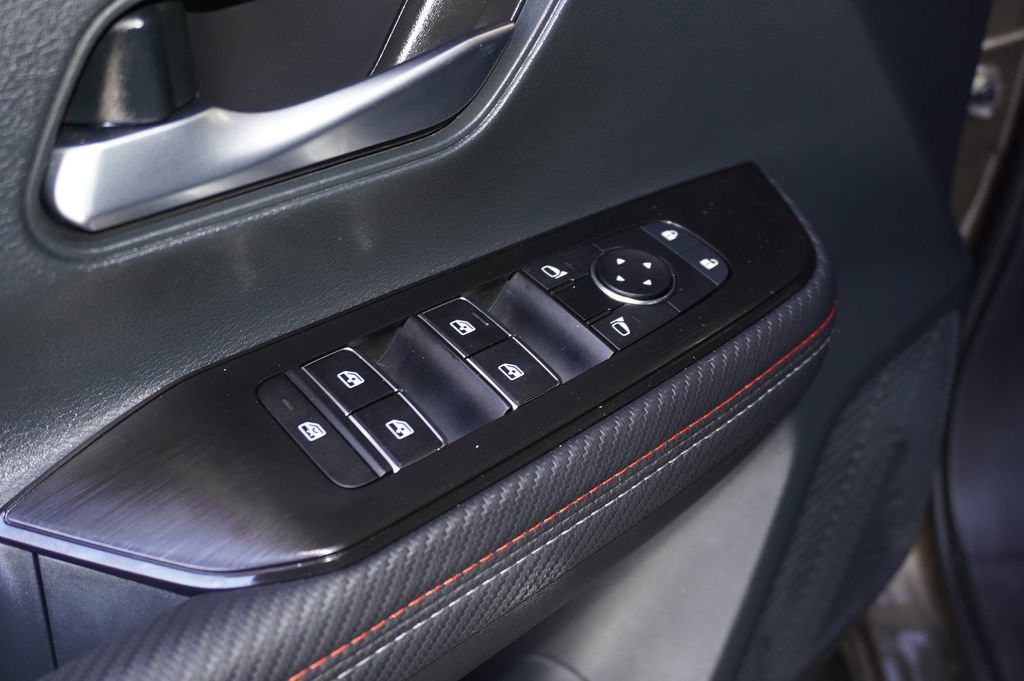 Used 2025 Nissan Kicks SR image 12