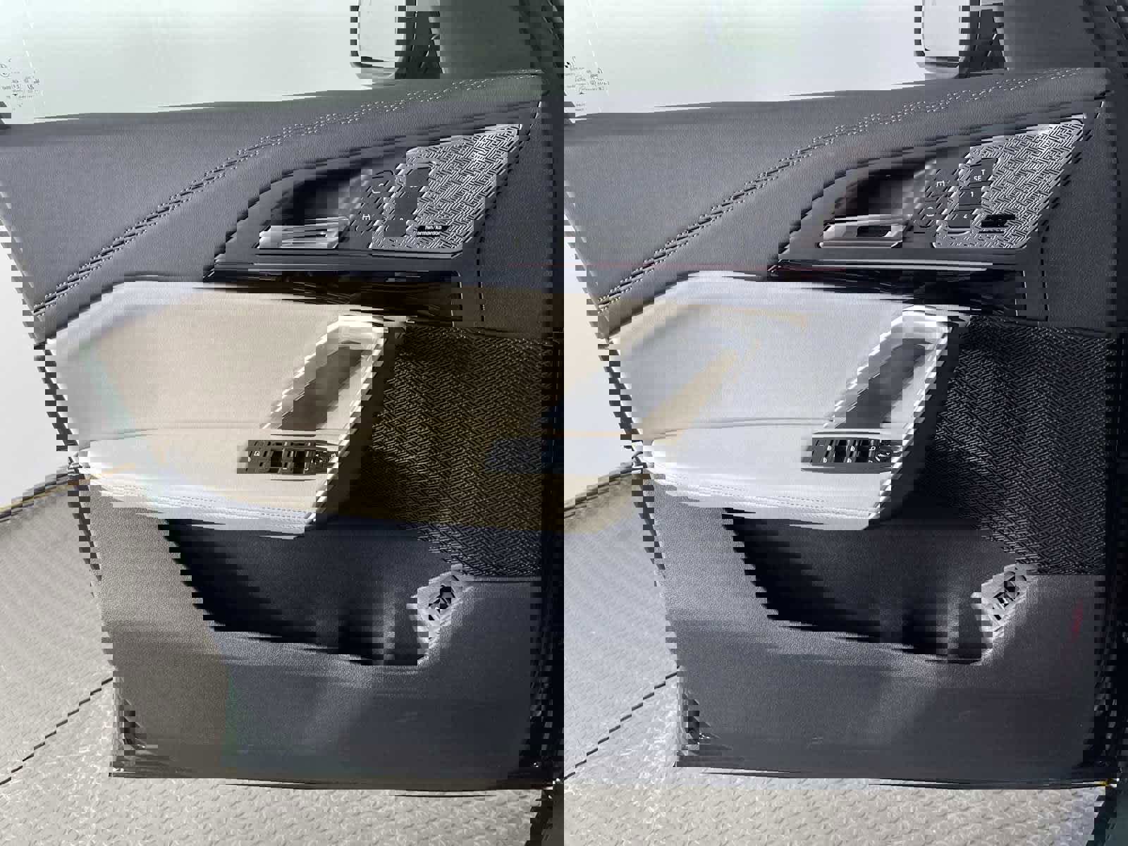 Used 2024 BMW X1 xDrive28i w/ Convenience Package image 13