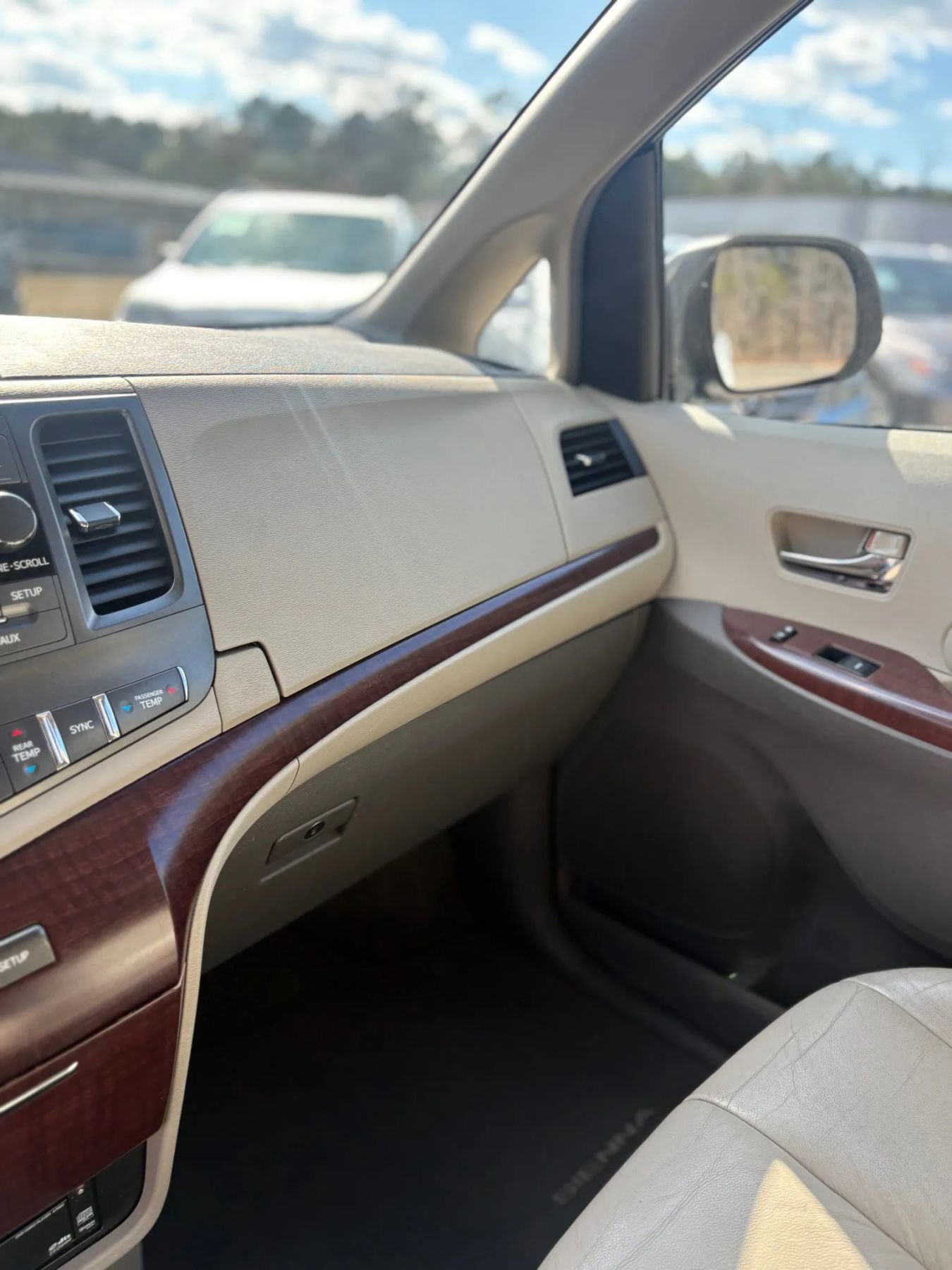 Used 2011 Toyota Sienna XLE w/ Entertainment Pkg image 42