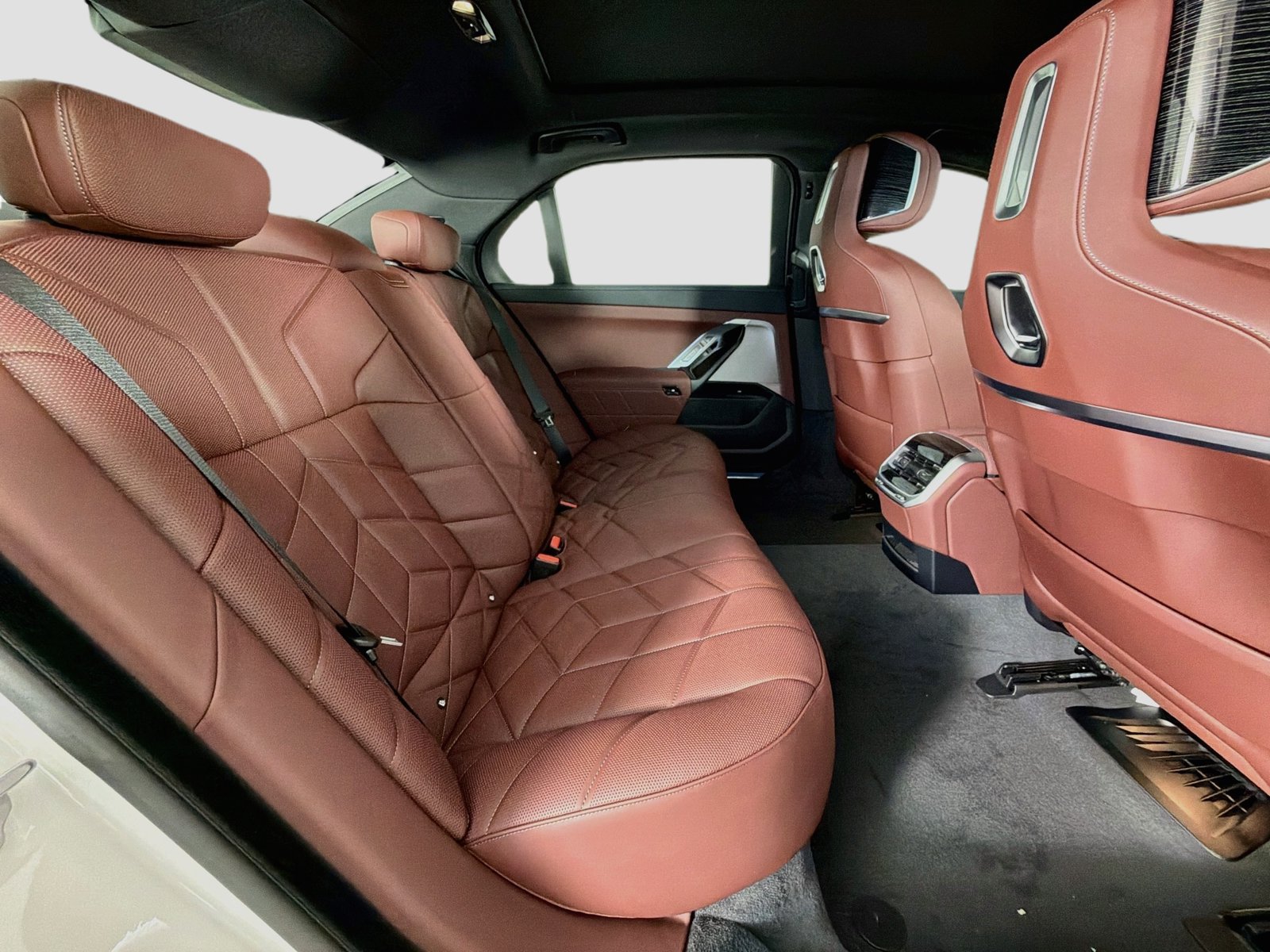 New 2026 BMW 750e xDrive w/ Premium Package AWD/4WD image 29