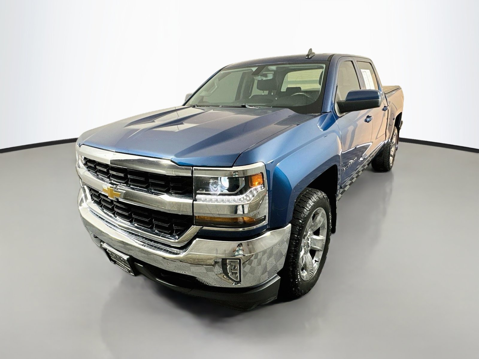 Used 2018 Chevrolet Silverado 1500 LT w/ LT Eassist Package AWD/4WD image 3