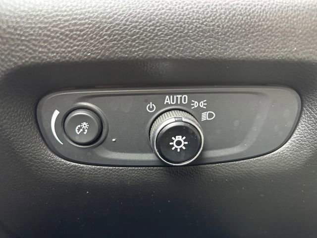 Used 2023 Chevrolet Traverse LT FWD image 17
