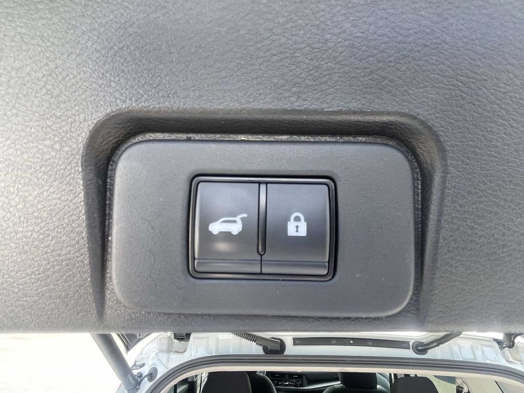 Used 2025 Nissan Rogue SV FWD image 11