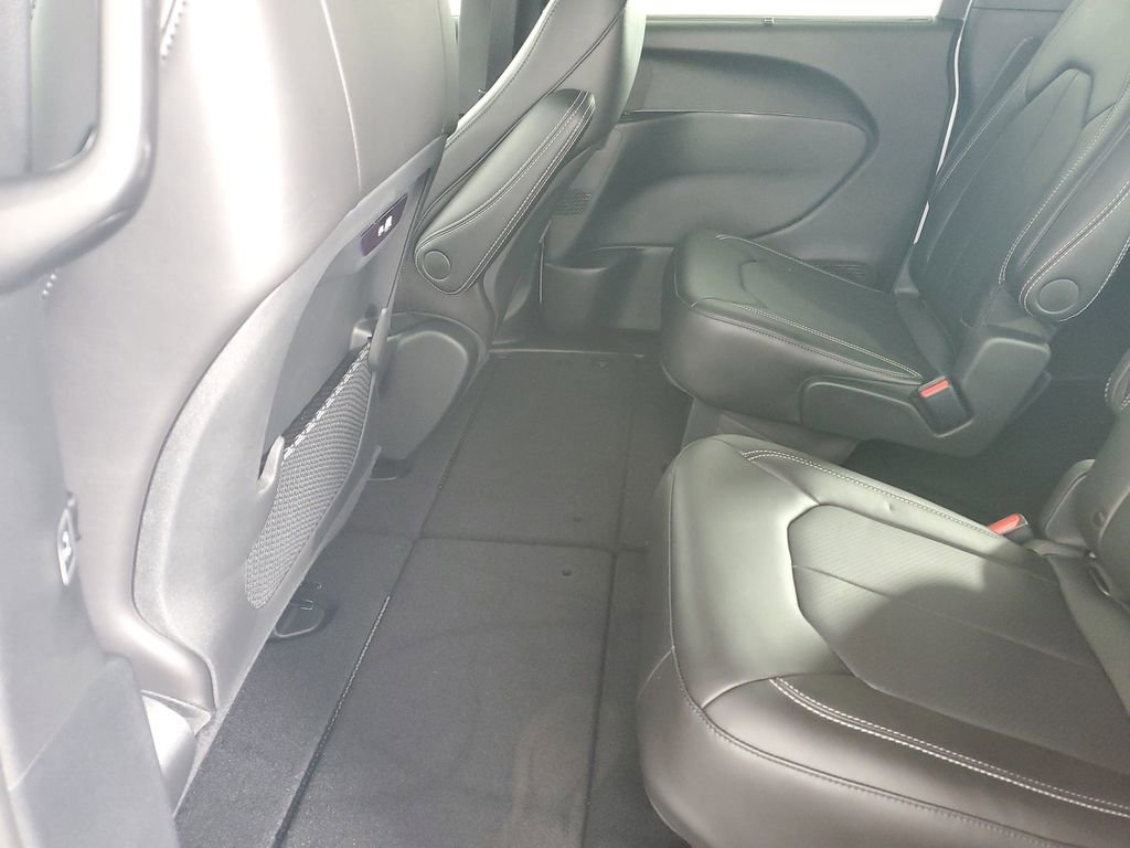 New 2026 Chrysler Pacifica Select image 13