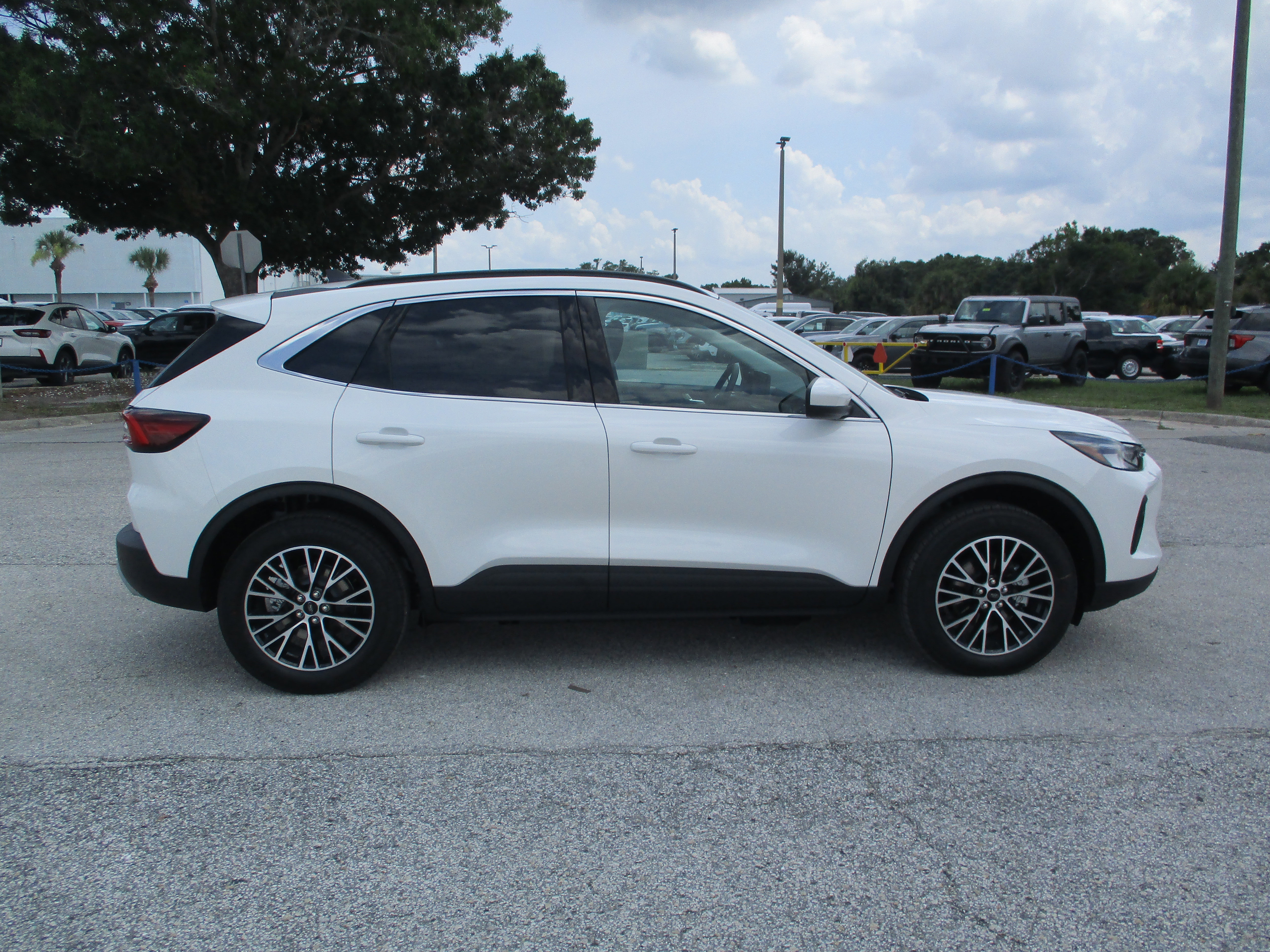 Used 2025 Ford Escape SE FWD image 8