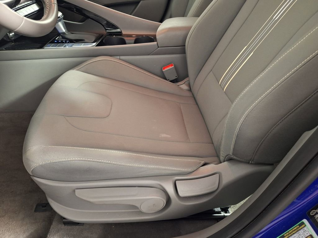 Used 2025 Hyundai Elantra SEL FWD image 30