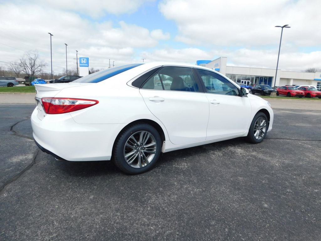 Used 2016 Toyota Camry SE w/ Moonroof Package image 3