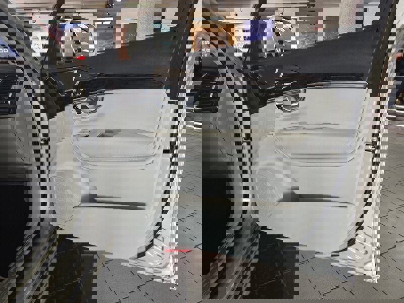 Used 2016 Volvo XC90 T6 Momentum w/ Momentum Plus Package image 15