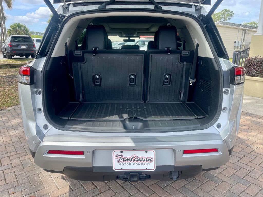 Used 2024 Nissan Pathfinder Platinum w/ Cargo Package image 5
