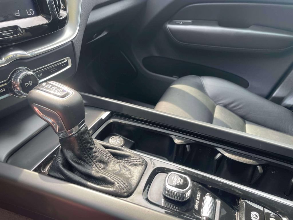 Used 2019 Volvo XC60 T5 Momentum w/ Multimedia Package AWD/4WD image 30