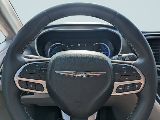 Used 2024 Chrysler Pacifica Limited FWD image 30