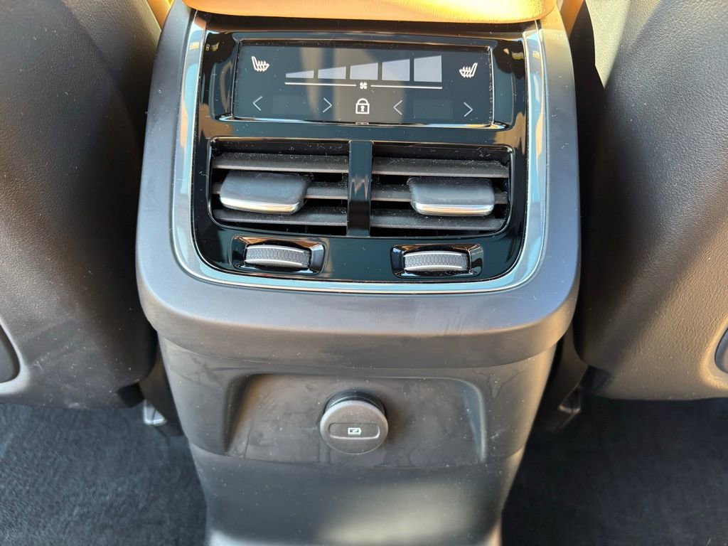 Certified 2024 Volvo XC90 T8 Ultimate w/ Protection Package Premier image 21