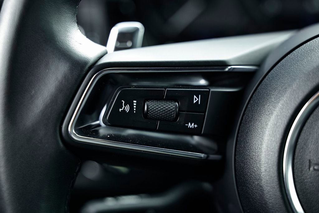 Certified 2025 Porsche Macan image 36