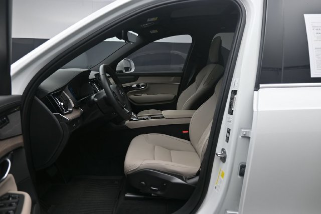 Used 2026 Volvo XC90 B6 Plus w/ Protection Package Premier AWD/4WD image 17