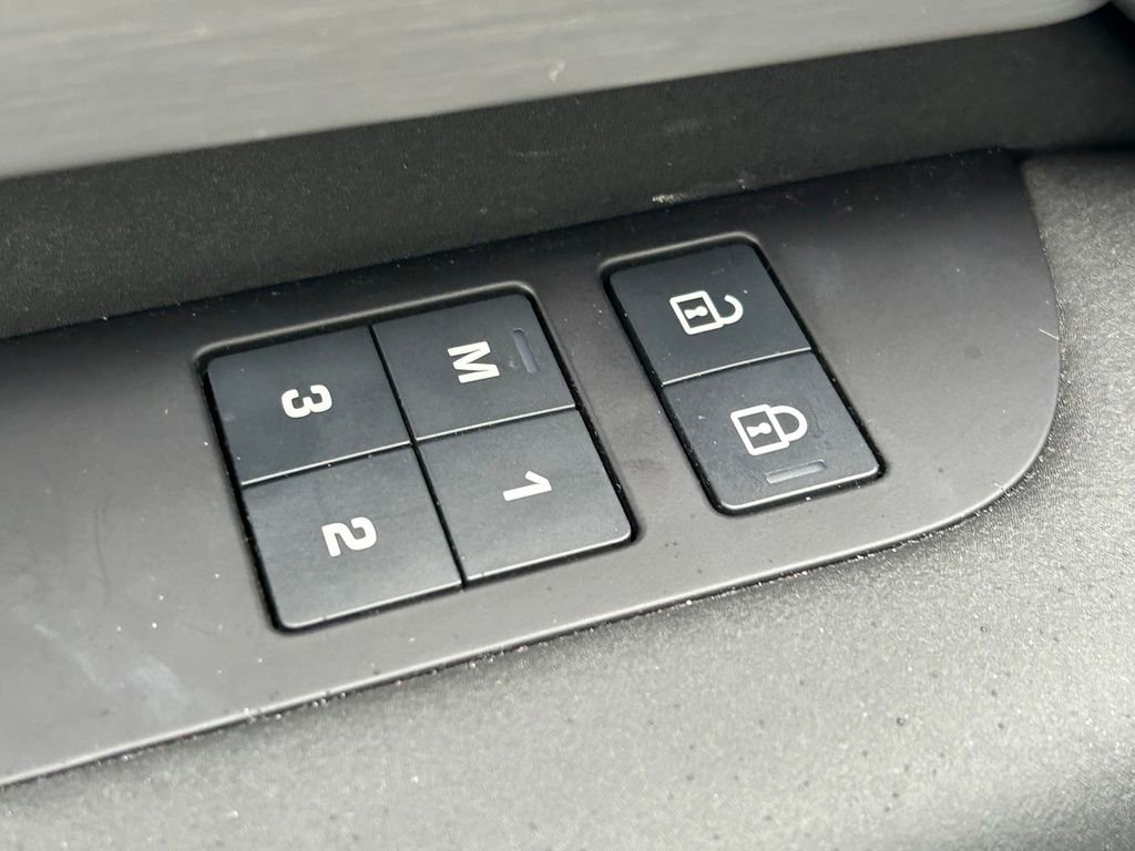 Used 2024 Land Rover Discovery Dynamic SE image 28