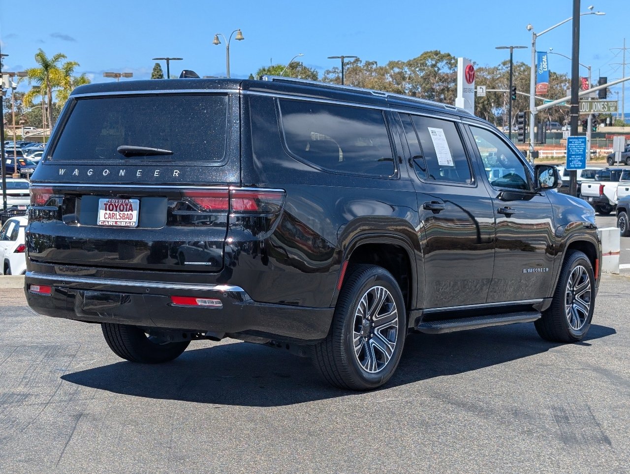 Used 2024 Jeep Wagoneer L Series II w/ Flexible Seating Group AWD/4WD image 14
