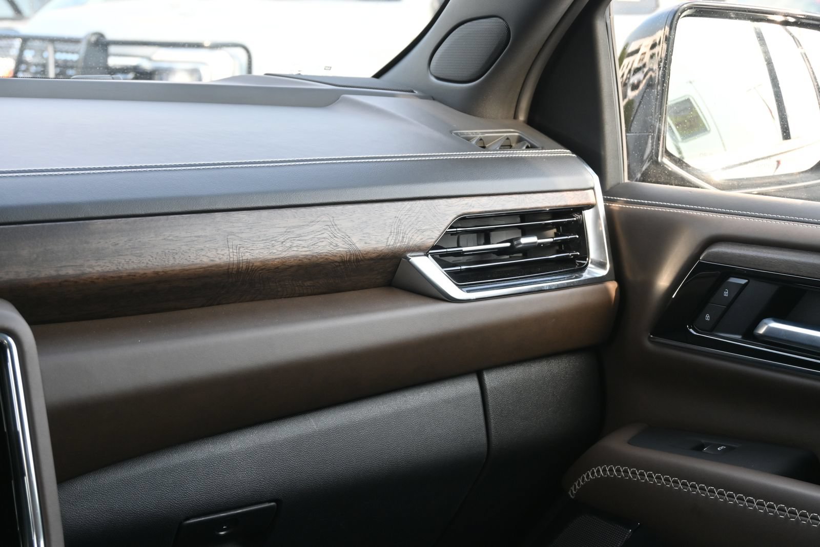 Used 2025 GMC Yukon Denali Ultimate AWD/4WD image 8