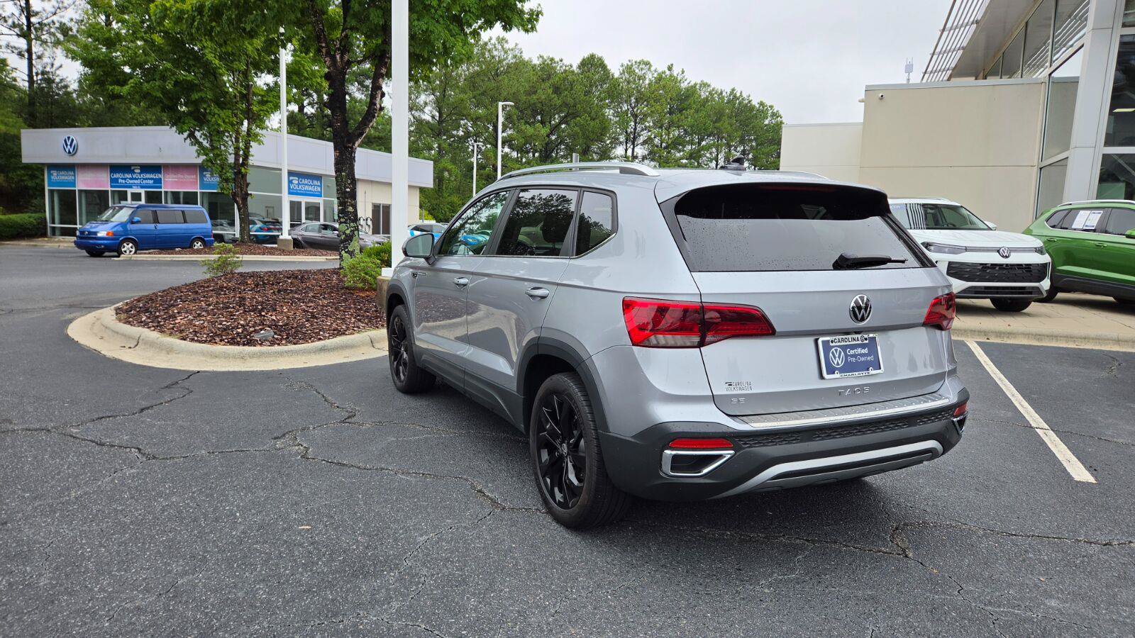 Used 2023 Volkswagen Taos SE w/ Panoramic Sunroof Package FWD image 3