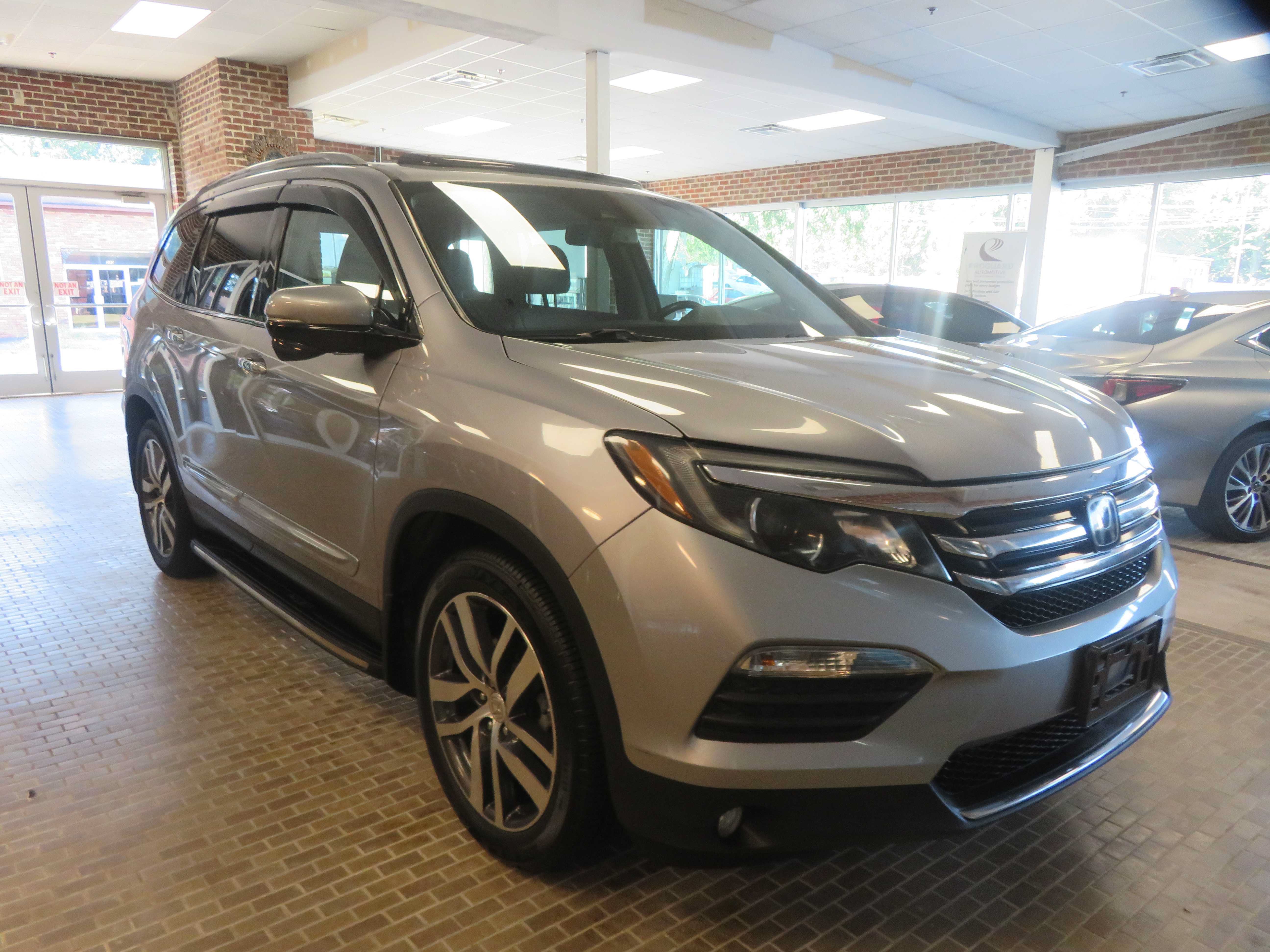 Used 2017 Honda Pilot Touring image 3