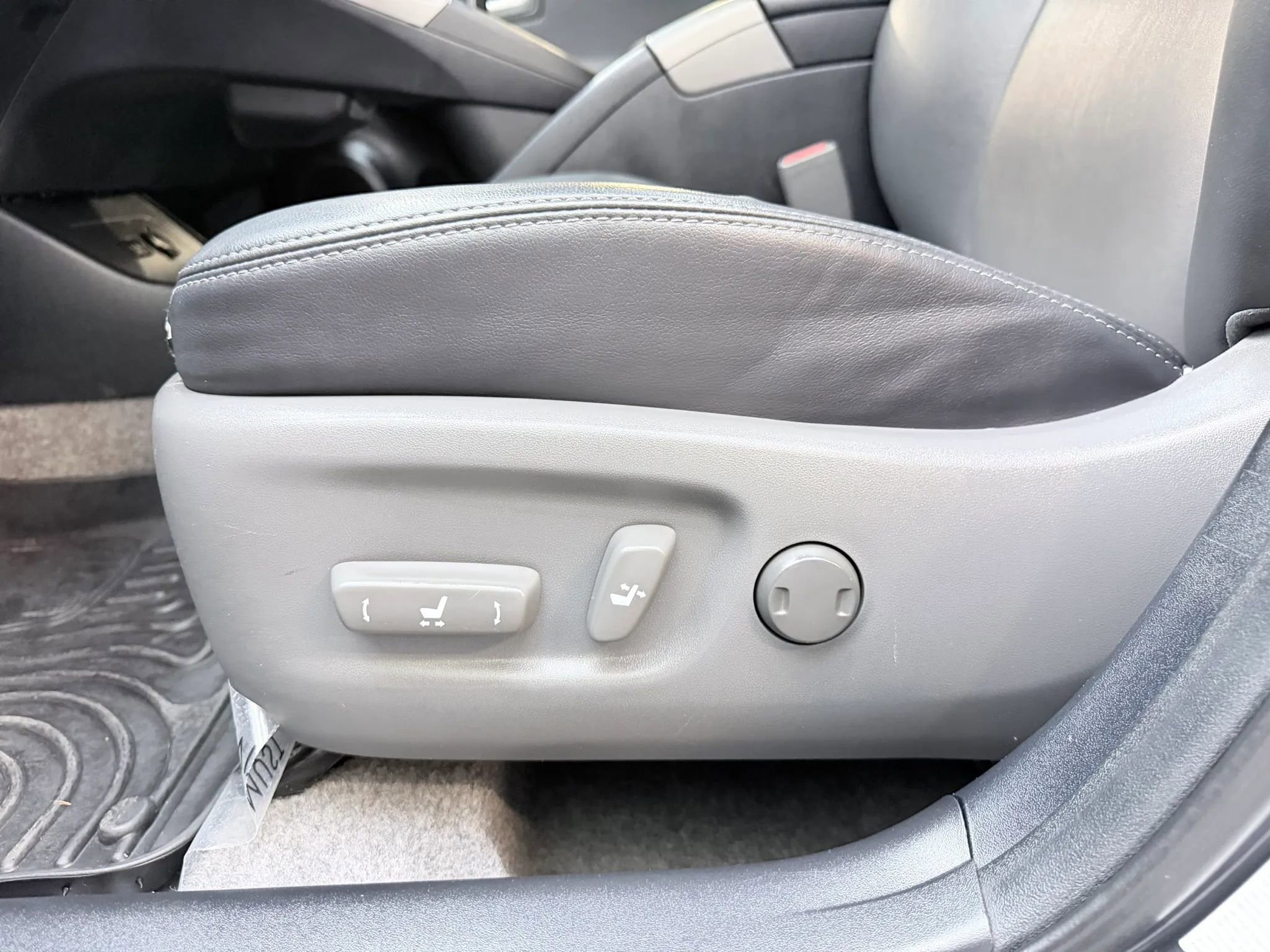 Used 2014 Toyota Prius Four w/ Solar Roof Package FWD image 12