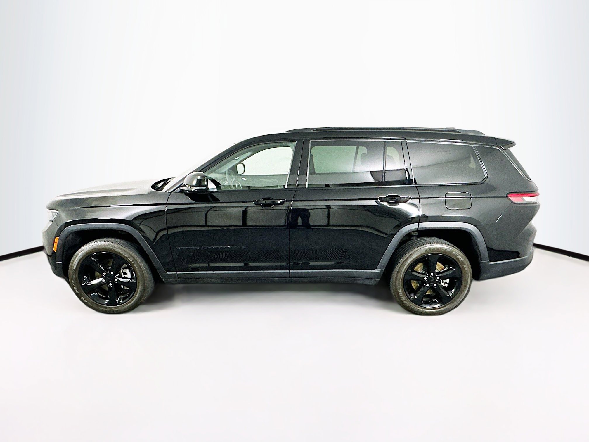 Used 2023 Jeep Grand Cherokee L Laredo RWD image 4