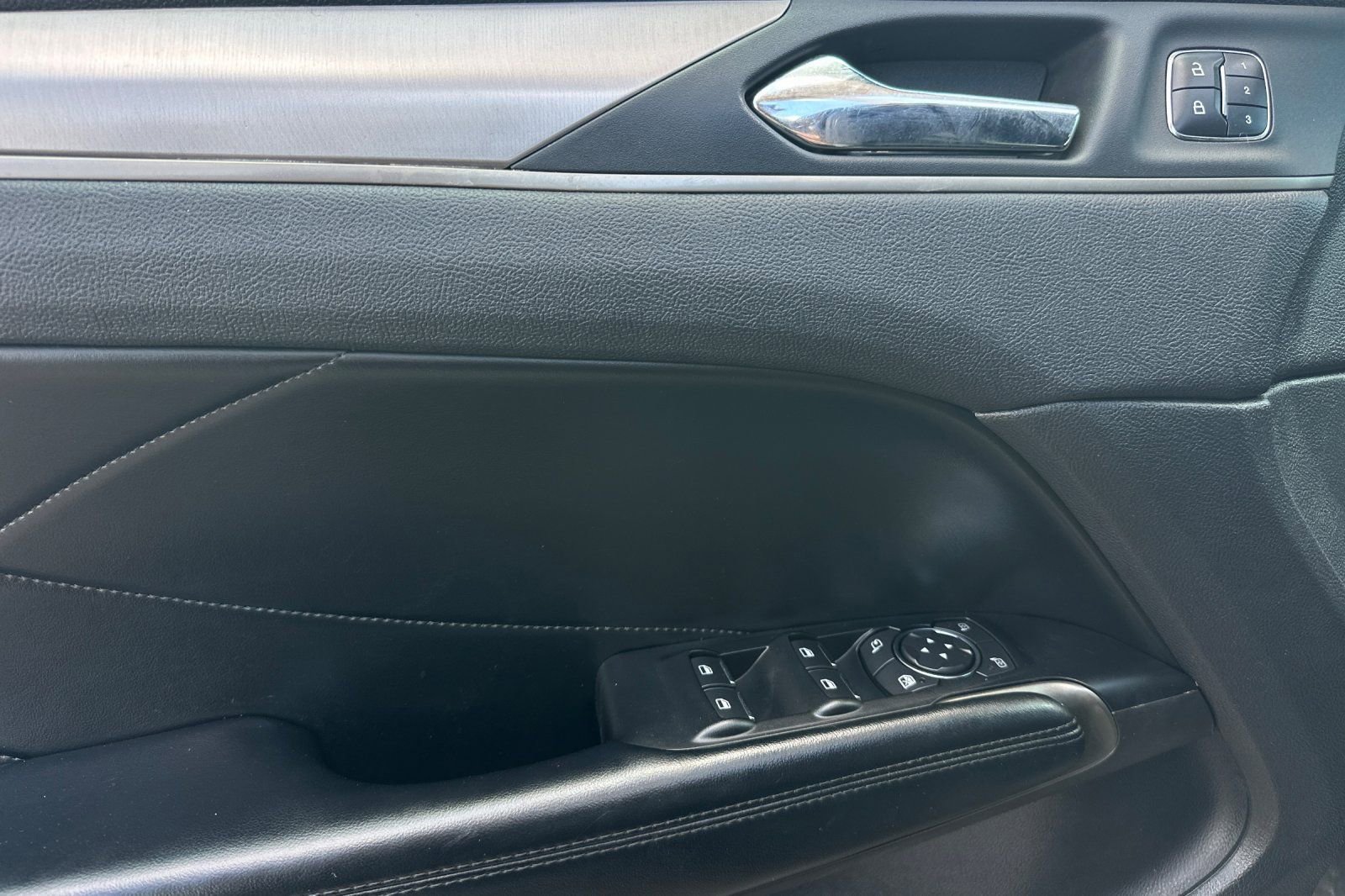 Used 2018 Lincoln MKC Select w/ Select Plus Package image 10