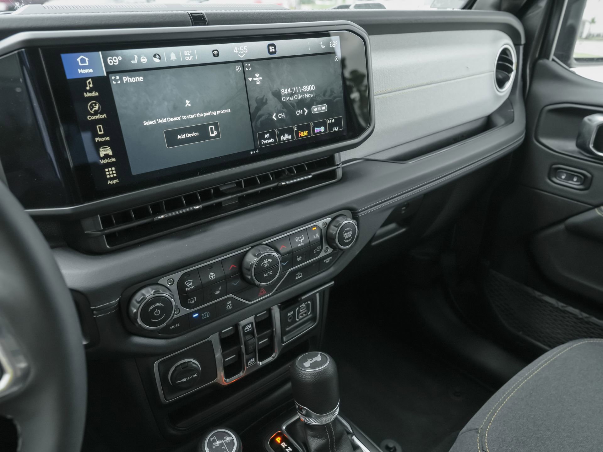 Used 2025 Jeep Wrangler Unlimited Sahara AWD/4WD image 21