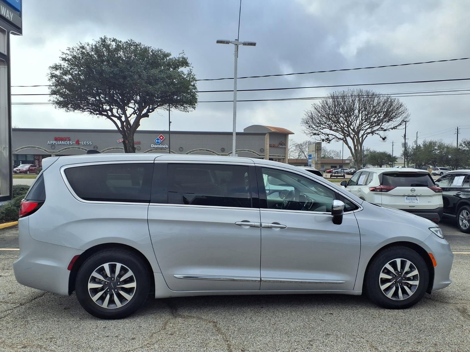 Used 2023 Chrysler Pacifica Limited image 21