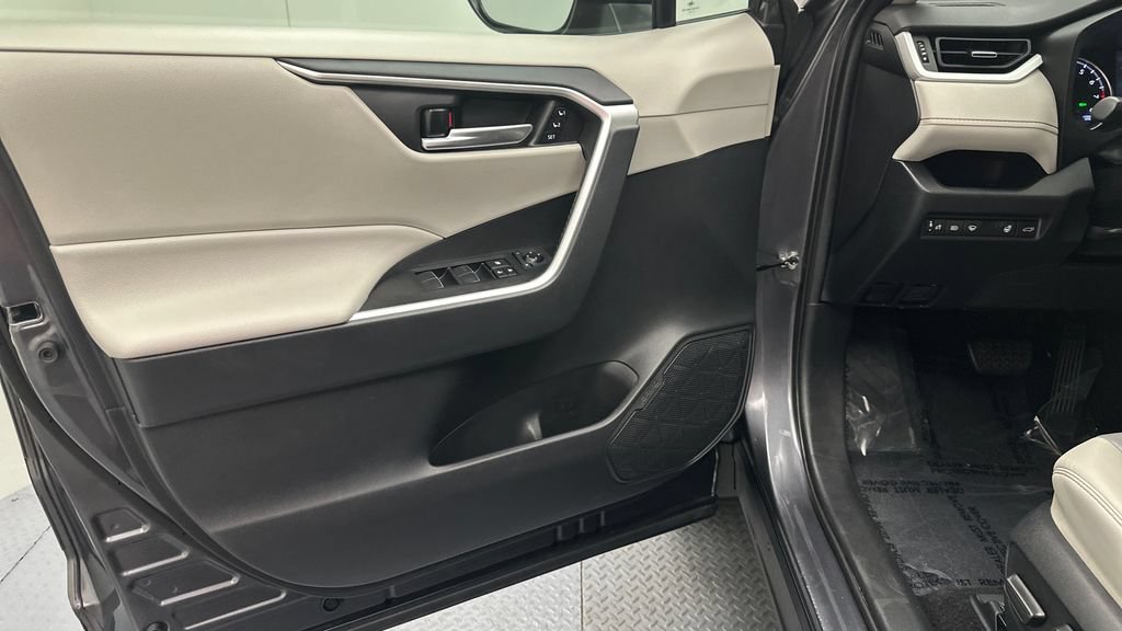Certified 2021 Toyota RAV4 XLE Premium AWD/4WD image 17