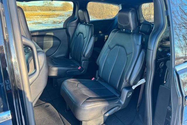 Used 2025 Chrysler Pacifica Select AWD/4WD image 18