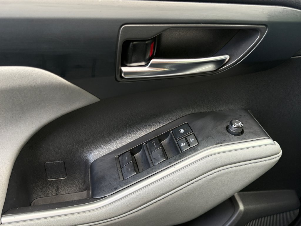 Used 2022 Toyota Highlander XLE AWD/4WD image 11