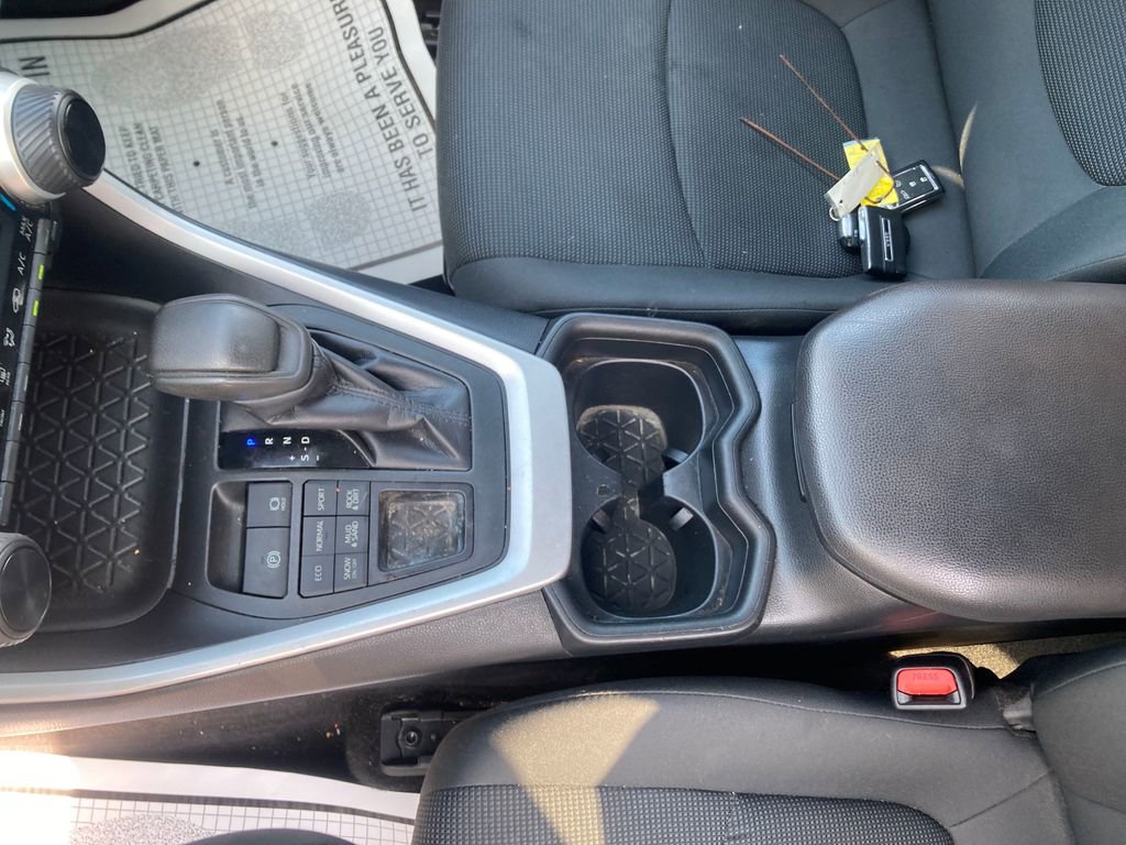 Used 2020 Toyota RAV4 LE image 29