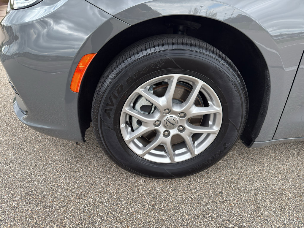 Used 2025 Chrysler Pacifica Select FWD image 8