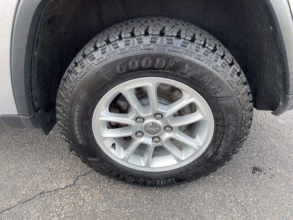 Used 2019 Jeep Grand Cherokee Laredo AWD/4WD image 4