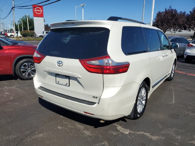 Used 2015 Toyota Sienna XLE w/ XLE Navigation Package FWD image 4