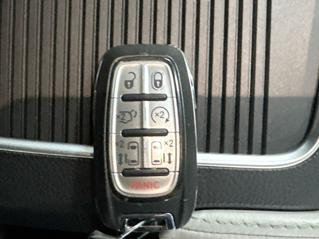 Used 2023 Chrysler Pacifica Limited image 34